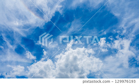 頭暈現象和許多白雲在兩層中流動 頭暈現象和許多白雲在兩層中流動 129976193