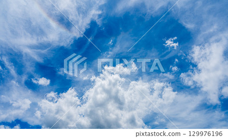 頭暈現象和許多白雲在兩層中流動 129976196