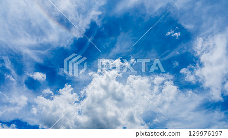 頭暈現象和許多白雲在兩層中流動 129976197