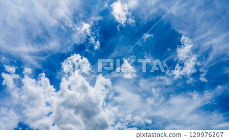 頭暈現象和許多白雲在兩層中流動 129976207