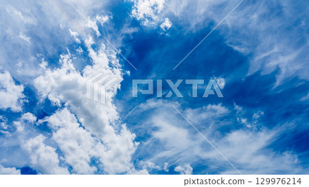 頭暈現象和許多白雲在兩層中流動 頭暈現象和許多白雲在兩層中流動 129976214