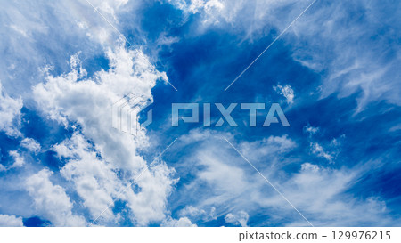 頭暈現象和許多白雲在兩層中流動 129976215