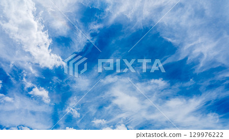 頭暈現象和許多白雲在兩層中流動 129976222