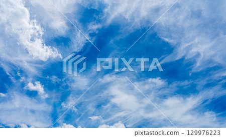 頭暈現象和許多白雲在兩層中流動 頭暈現象和許多白雲在兩層中流動 129976223