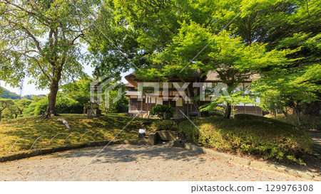 Sankeien Garden with a pond 129976308
