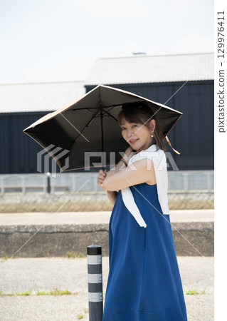 一名女子在愛知縣半田市半田運河漫步 129976411