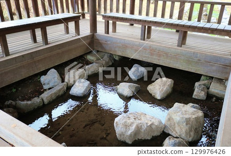 放鬆的地方：俯瞰河流的涼亭 129976426