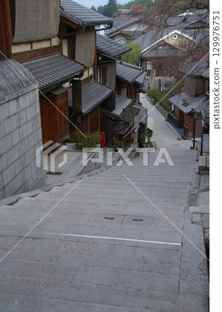 The sannenzaka slope / A stroll through Kyoto in winter - Looking down on Sannenzaka (Sannenzaka) in the early morning The sannenzaka slope / A stroll through Kyoto in winter - Looking down on Sannenzaka (Sannenzaka) in the early morning 129976751