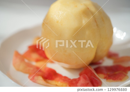 多汁的去皮大桃子－有光澤且成熟（山梨縣） 129976880