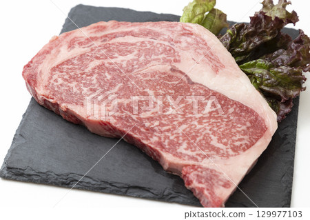 白色背景盤上的牛排肉 白色背景盤上的牛排肉 129977103