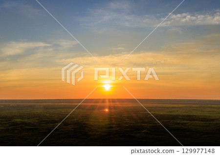 澳洲北領地烏比爾山頂的日落 129977148