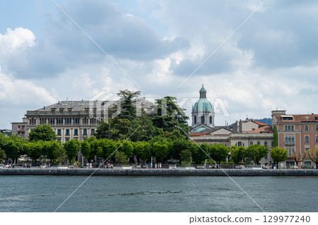 義大利北部科莫湖美麗的湖岸 義大利北部科莫湖美麗的湖岸 129977240