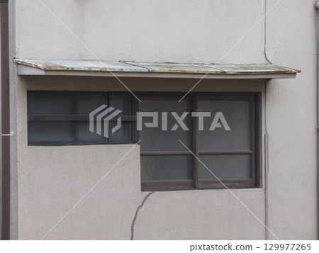 舊公寓的窗戶和屋簷 舊公寓的窗戶和屋簷 129977265