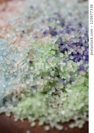 多種香味混合的彩色沐浴鹽。香薰沐浴鹽 129977336