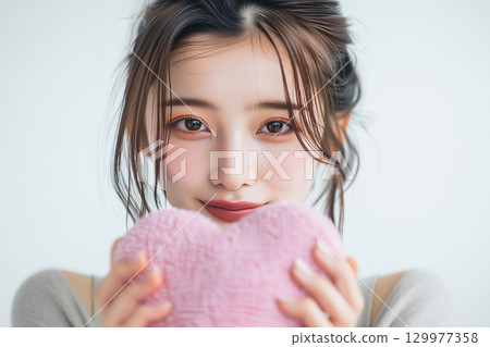 A woman who conveys her feelings 129977358