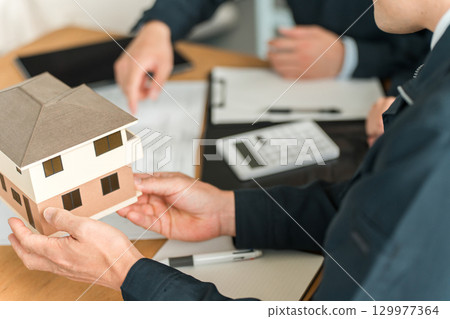 商人們在房屋模型和藍圖前開會 129977364
