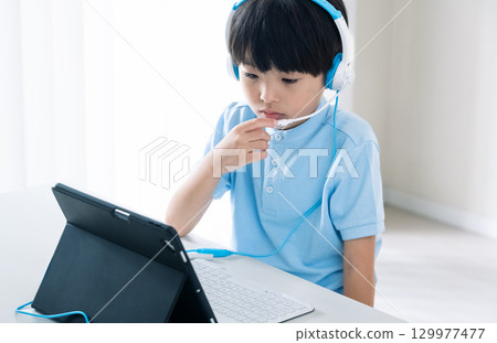 男孩上在線課 129977477