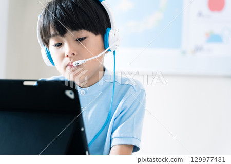 男孩上在線課 129977481