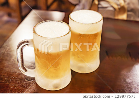 餐廳美味冰啤酒 129977575