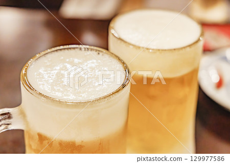 餐廳美味冰啤酒 129977586