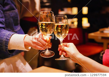 冰鎮葡萄酒 129977594