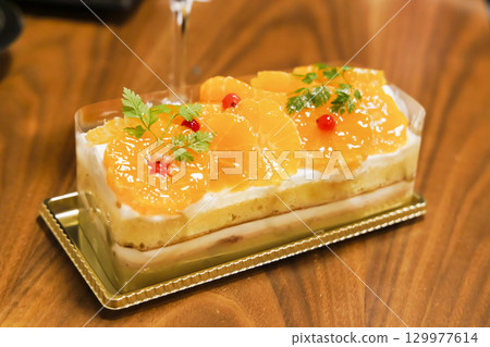 用橘子製作的當季蛋糕 129977614