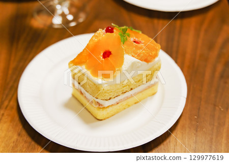 用橘子製作的當季蛋糕 用橘子製作的當季蛋糕 129977619