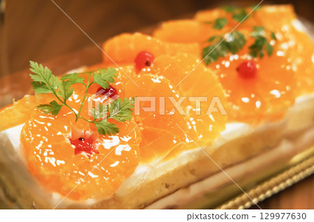 用橘子製作的當季蛋糕 用橘子製作的當季蛋糕 129977630
