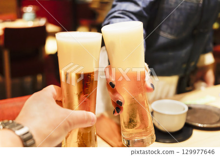 餐廳美味冰啤酒 129977646