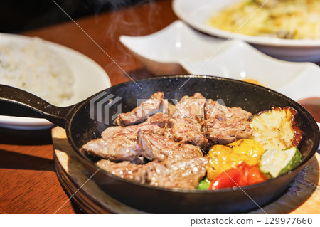 Warm and delicious grilled meat dishes 129977660