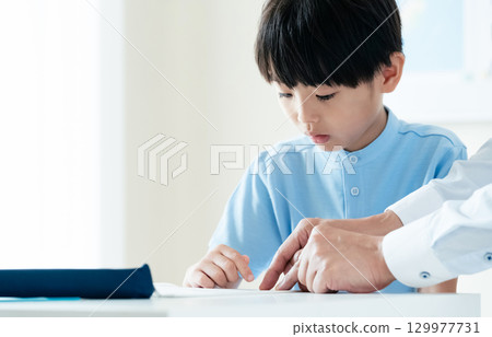 小學男孩學習 129977731