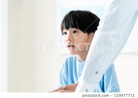 小學男孩學習 129977733