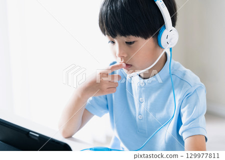 男孩上在線課 129977811