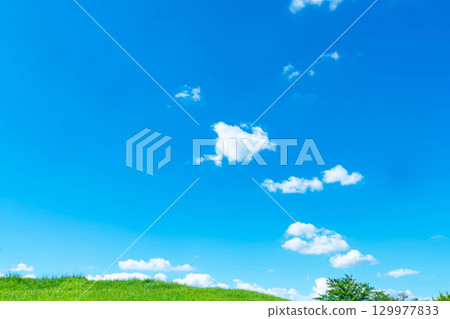 藍天和雲彩和大草原 129977833