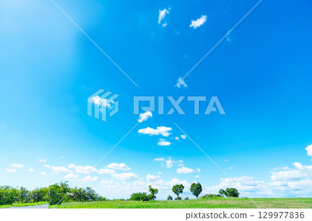 藍天和雲彩和大草原 藍天和雲彩和大草原 129977836