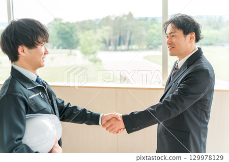 穿著工作服的男商人握手，工人 129978129