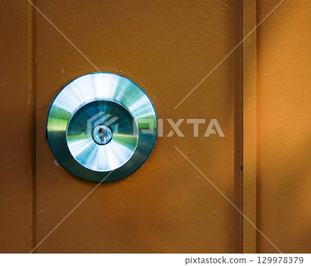 A scene with a door and a doorknob 129978379