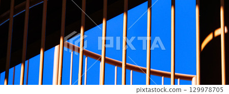 螺旋樓梯和藍天圖像 129978705