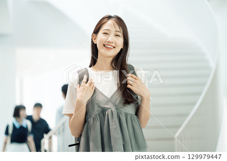 Young backpacker woman 129979447