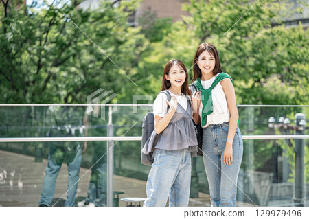 兩名女大學生的肖像 129979496