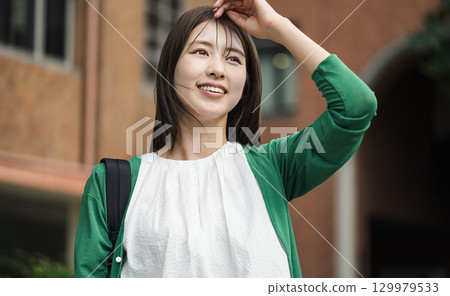 一名女大學生獨自在學校行走 129979533