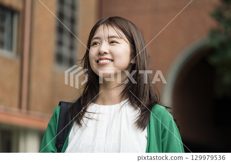 一名女大學生獨自在學校行走 129979536