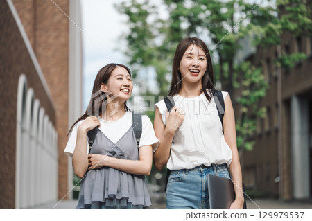 一名女大學生與朋友在校園散步 一名女大學生與朋友在校園散步 129979537
