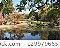 A pond where the autumn leaves shine 129979665