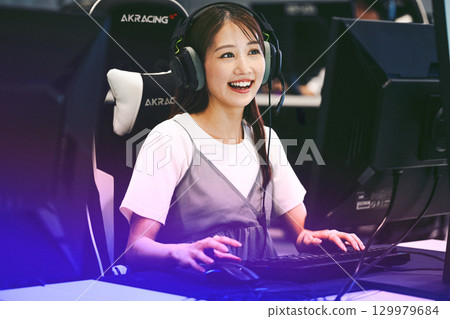 Young woman participating in a game at an e-sports tournament 129979684