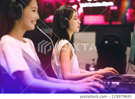 參加電競錦標賽的年輕女子 129979685