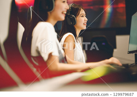 參加電競錦標賽的年輕女子 129979687