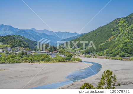 Scenery around the Oi River in Kawanehon Town (Shizuoka Prefecture) Scenery around the Oi River in Kawanehon Town (Shizuoka Prefecture) 129979721