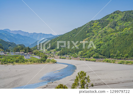 Scenery around the Oi River in Kawanehon Town (Shizuoka Prefecture) 129979722