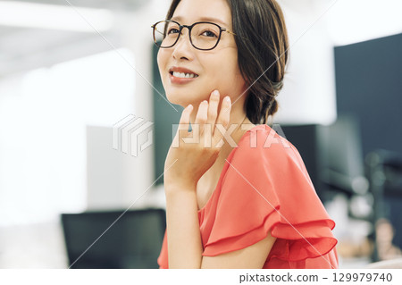 一位職業婦女在辦公室做案頭工作 一位職業婦女在辦公室做案頭工作 129979740